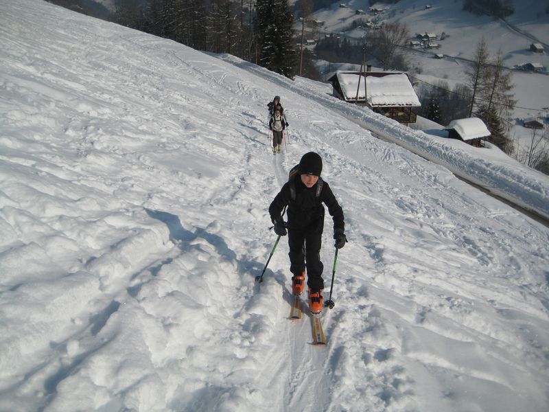 #1 Début de montée : je me cale dans les skis de papa, car Julie et sa copine n Début de montée : je me cale dans les skis de papa, car Julie et sa copine n'ont pas envie de se mettre dans le rouge.