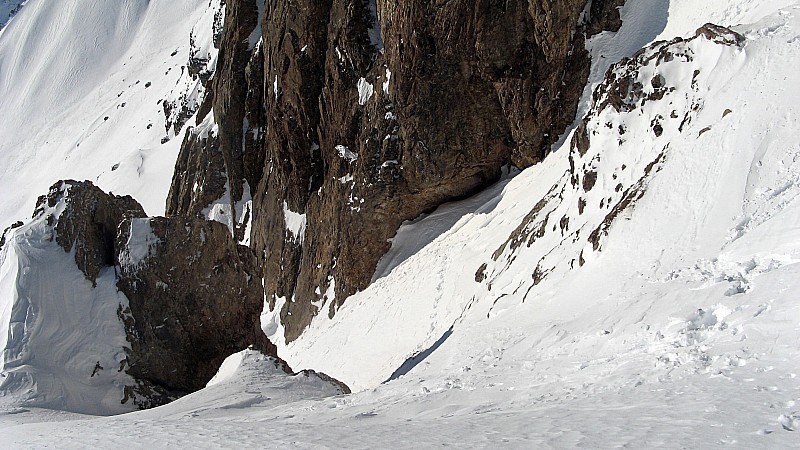 #2 Départ du couloir : Plus large et moins raide mais neige hétérogène. Départ du couloir : Plus large et moins raide mais neige hétérogène.
