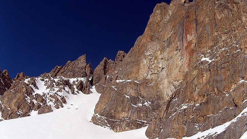 #1 couloir secret : Un beau couloir latéral, orienté sud, démarre sur la rive droite. A t-il une issue? couloir secret : Un beau couloir latéral, orienté sud, démarre sur la rive droite. A t-il une issue?