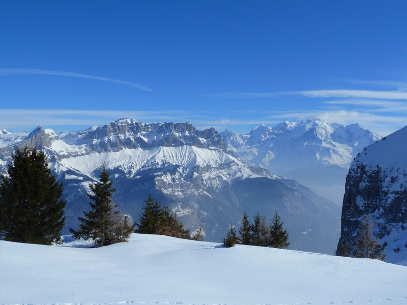 Pointe d'Areu : Coup d'oeil sur le massif du Mt Blanc et remontant à Tête des Muets.