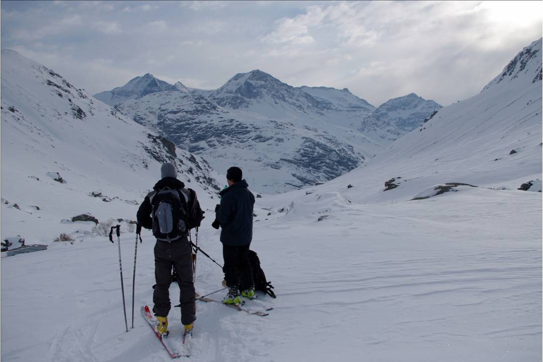 #9 Retour en vallée : Fin de journée un peu couverte. Face aux Evettes, il est temps de regagner Bonneval, le Skibus de Haute-Maurienne... et les gens en vacances dans ces villages... étonnés d Retour en vallée : Fin de journée un peu couverte. Face aux Evettes, il est temps de regagner Bonneval, le Skibus de Haute-Maurienne... et les gens en vacances dans ces villages... étonnés d'une si belle authenticité!