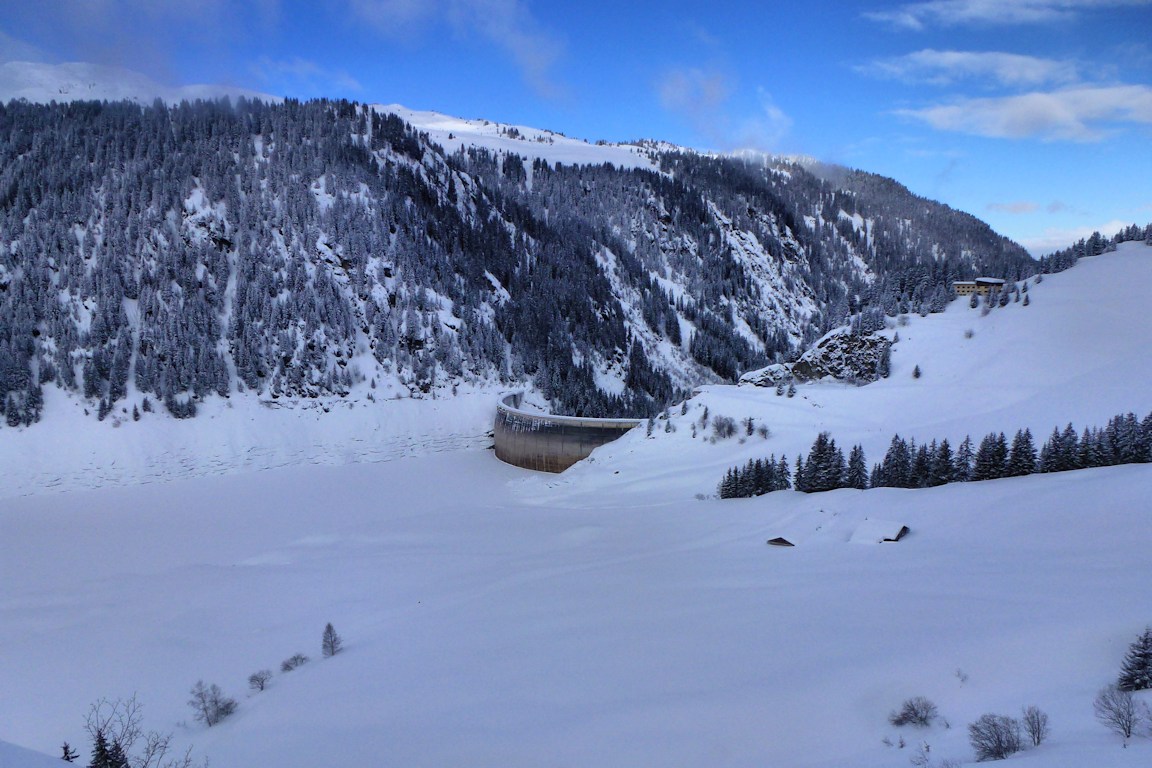 #5 Le lac et Le barrage : Le niveau d Le lac et Le barrage : Le niveau d'eau est bas.