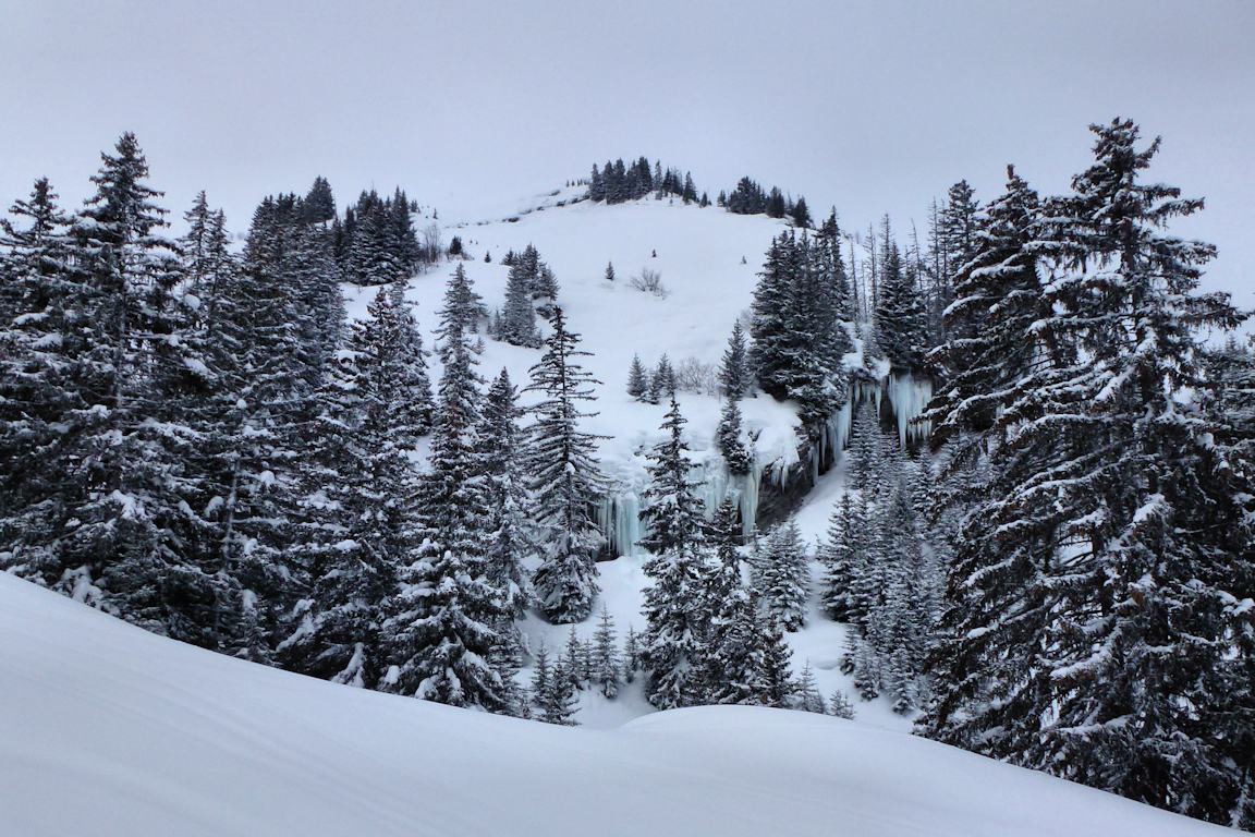 #7 Rive gauche du ruisseau : Les barres rocheuses et leur ceinture de glace. Rive gauche du ruisseau : Les barres rocheuses et leur ceinture de glace.
