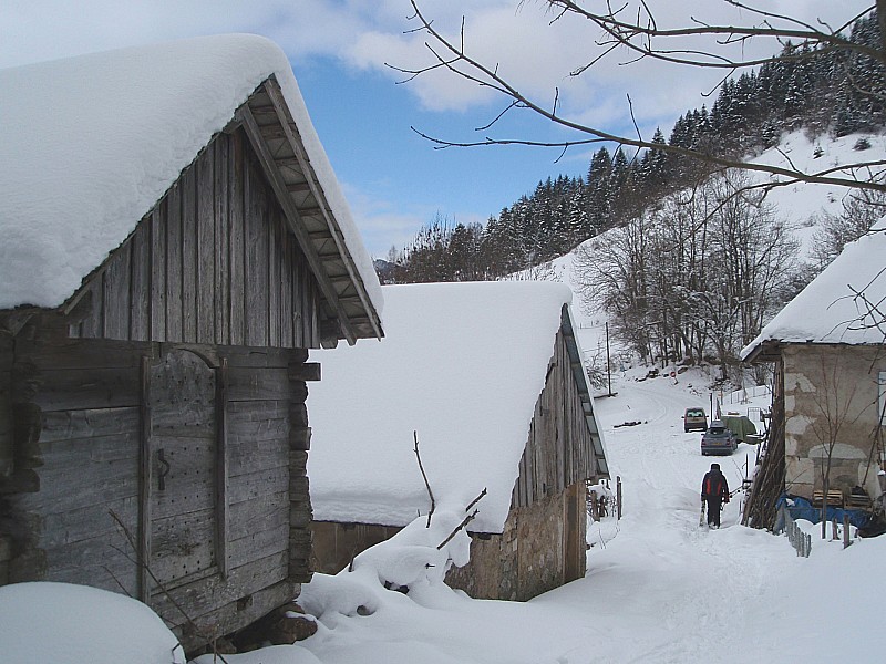 #12 Les Varvat : Arrivée à la voiture - jolie "cabane" chartroussine
Quel est le nom de ce type de chalet/cabane en bois? Les Varvat : Arrivée à la voiture - jolie "cabane" chartroussine
Quel est le nom de ce type de chalet/cabane en bois?