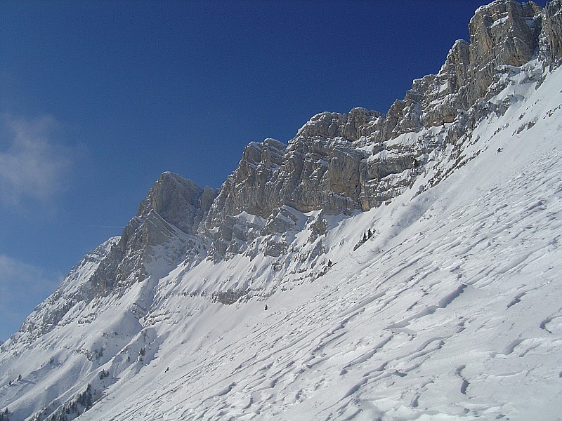 #2 au fond le sommet de Malaval : bien rempli et bien travaillé par le vent au fond le sommet de Malaval : bien rempli et bien travaillé par le vent