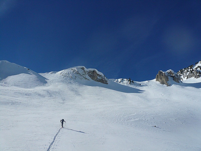 #10 sous col de Bellefond : nous choisissons de passer à gauche du rocher de droite. mais plus haut en traversée une fracture profonde du manteau nous fait rebrousser chemin sous col de Bellefond : nous choisissons de passer à gauche du rocher de droite. mais plus haut en traversée une fracture profonde du manteau nous fait rebrousser chemin