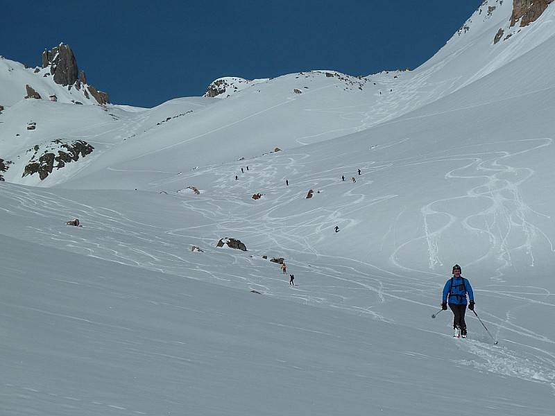 Le vallon de Presset : Globalement bon ski sous le refuge de Presset, bien tracé après les passages du jour.