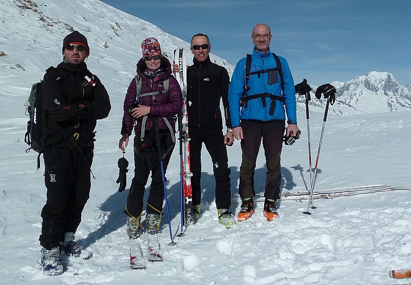 #10 Le groupe avant la descente : Après avoir inspecté le bas couloir WNW du col de la Nova par lequel nous voulions traverser, nous jugeons plus sûr de revenir au col pour descendre par le versant refuge. Merci au couple de Lyonnais pour la photo ! Le groupe avant la descente : Après avoir inspecté le bas couloir WNW du col de la Nova par lequel nous voulions traverser, nous jugeons plus sûr de revenir au col pour descendre par le versant refuge. Merci au couple de Lyonnais pour la photo !