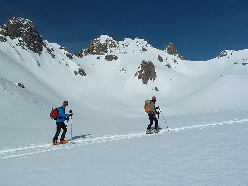 #7 Montée au col : Vue sur la Pointe de Presset, une face bien tentante pour une prochaine fois. Montée au col : Vue sur la Pointe de Presset, une face bien tentante pour une prochaine fois.