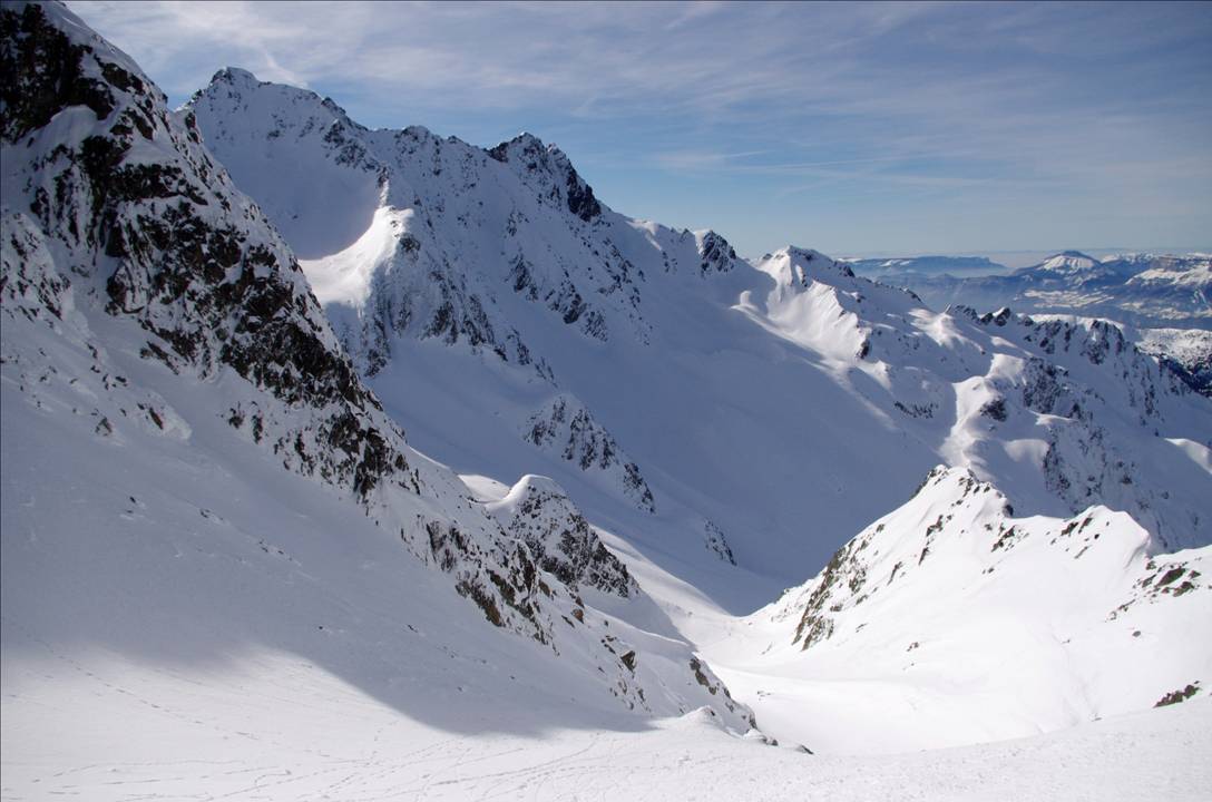 #2 COMBEROUSSE boulevard : En phase reconstitution (mortadelle, fuseau lorrain, saucisse séche de Savoie...) nous assistons à la remontée de la face EST de Comberousse par un groupe d COMBEROUSSE boulevard : En phase reconstitution (mortadelle, fuseau lorrain, saucisse séche de Savoie...) nous assistons à la remontée de la face EST de Comberousse par un groupe d'une dizaine de personnes à la file. Arrêt sous le bastion sommital.