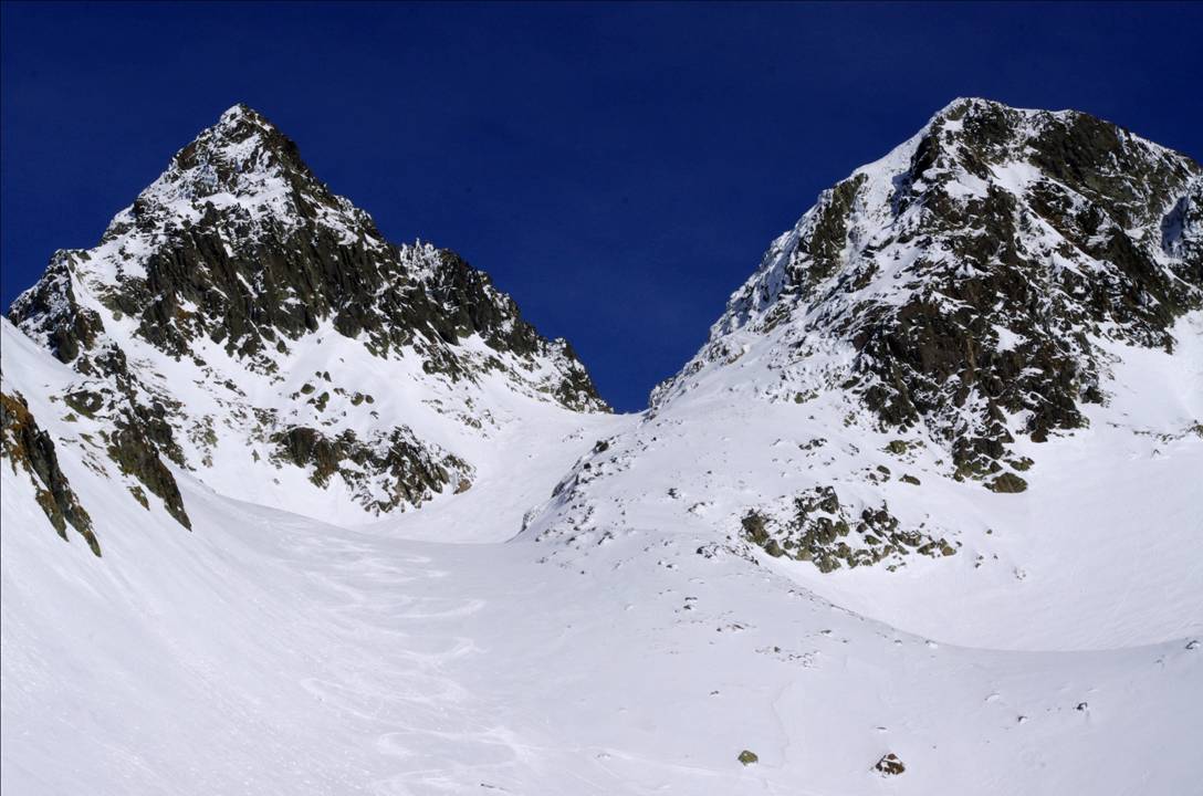 #3 Les Gleyzins tracés : Nous venons de descendre les Cols du Gleyzin. Au sommet, fine pellicule poudreuse sur fond glacé dur et avec reliefs... grip intéressant, mais précautionneux... Les Gleyzins tracés : Nous venons de descendre les Cols du Gleyzin. Au sommet, fine pellicule poudreuse sur fond glacé dur et avec reliefs... grip intéressant, mais précautionneux...
