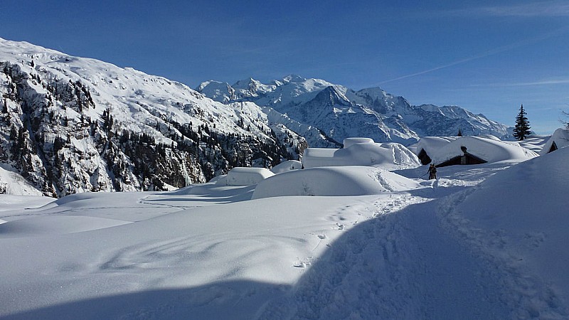 #3 le village enseveli : enneigement consequent le village enseveli : enneigement consequent