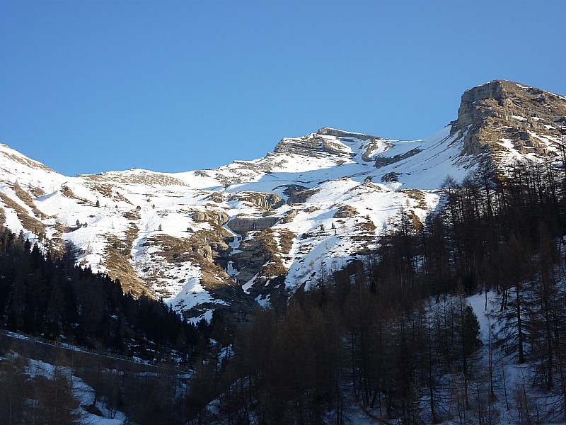 #6 Montée au dessus du réservoir : Visu de "l Montée au dessus du réservoir : Visu de "l'enneigement" à la montée : comme le dit domi05, il n'y en a plus pour longtemps à porter les skis...