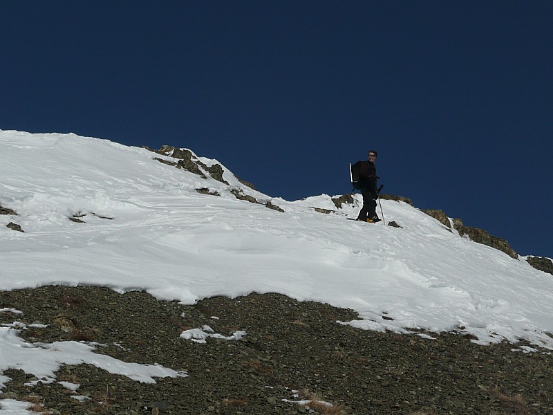 #3 Olivier au sommet : Les cailloux sont bien visibles sur ce versant sud soufflé par le vent Olivier au sommet : Les cailloux sont bien visibles sur ce versant sud soufflé par le vent
