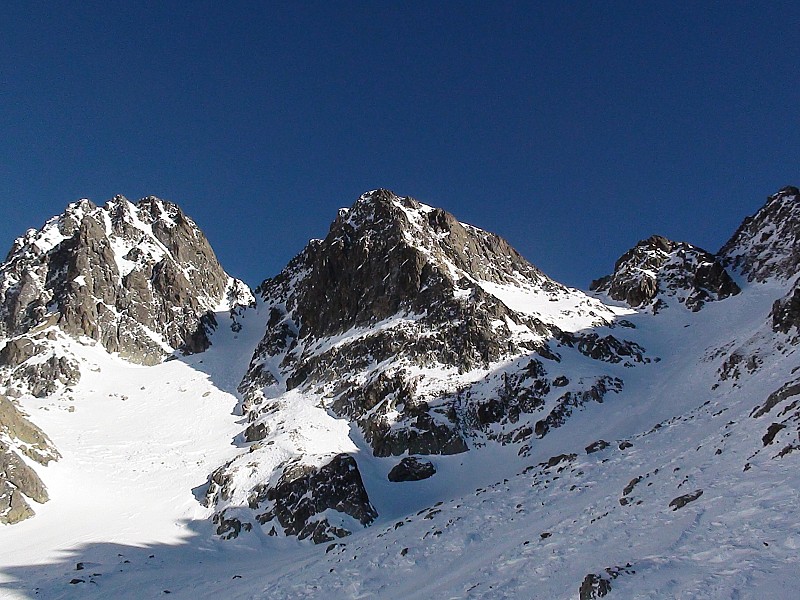 #11 Couloirs NW : avec au centre la tête sud et à droite le couloir du jour Couloirs NW : avec au centre la tête sud et à droite le couloir du jour