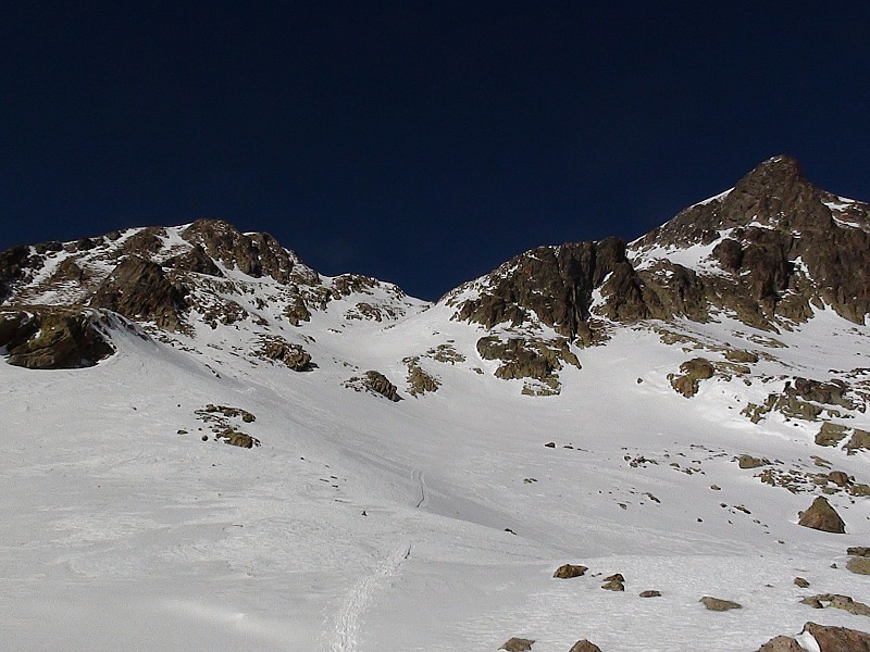 #4 Combe finale : à 2400, pas de soucils ici y Combe finale : à 2400, pas de soucils ici y'a encore de la neige et du monde sur la trace d'ailleurs