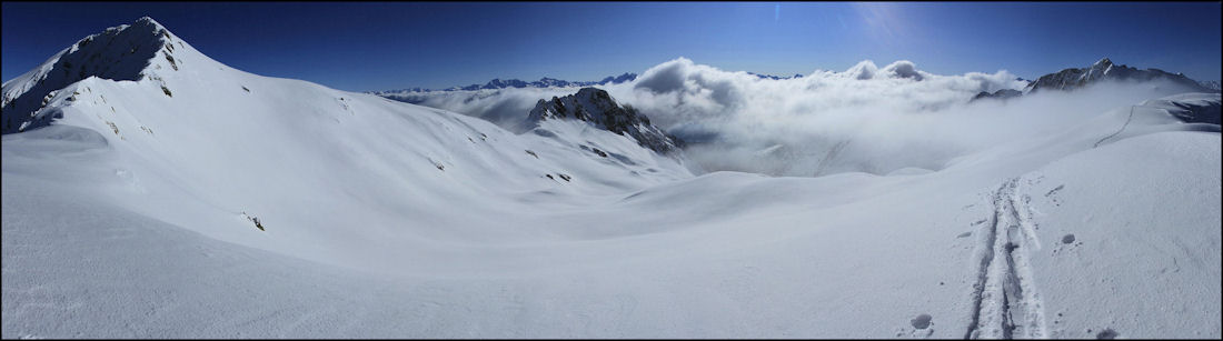 #6 la crête : sous le mont de la Perrière. Une brève déchirure dans le flot des nuages la crête : sous le mont de la Perrière. Une brève déchirure dans le flot des nuages