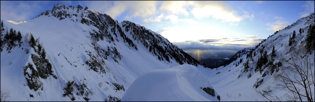 #1 passage du verrou des Pissus : un reste de lever de soleil, masqué par les nuages passage du verrou des Pissus : un reste de lever de soleil, masqué par les nuages