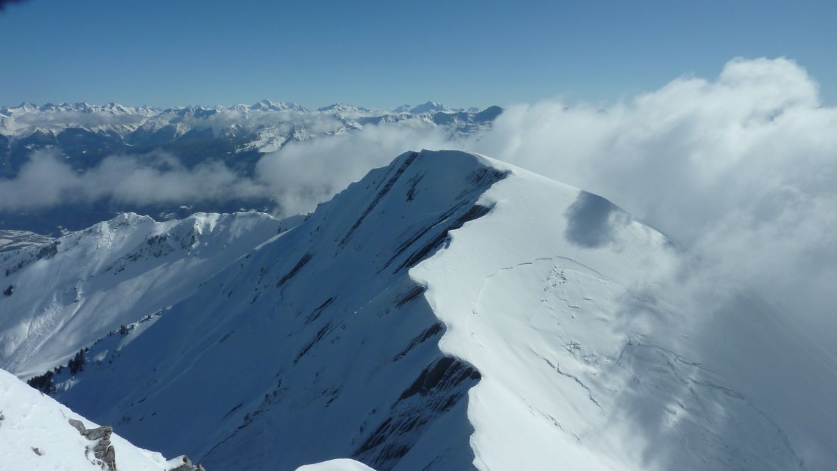 #9 Mont d Mont d'Armenaz : la vieille plaque partie en versant SW commence à etre recouverte