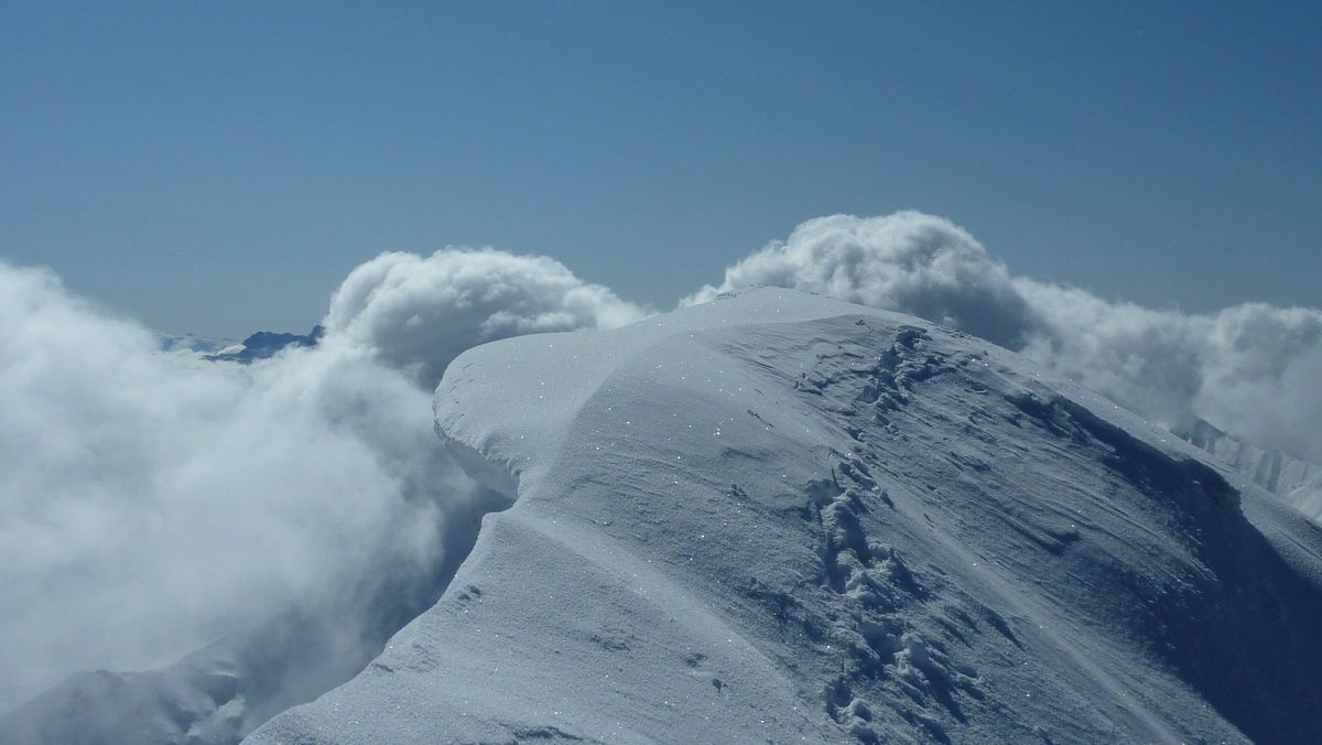 #8 Arete sommitale : grosse ambiance sur l Arete sommitale : grosse ambiance sur l'arete avec les nuages en arriere plan