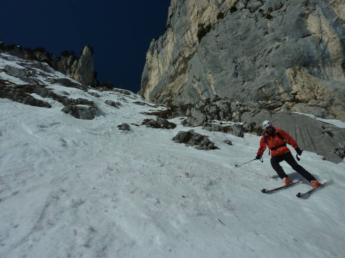 #5 à mi couloir : Manu dans une neige bien revenue à mi couloir : Manu dans une neige bien revenue