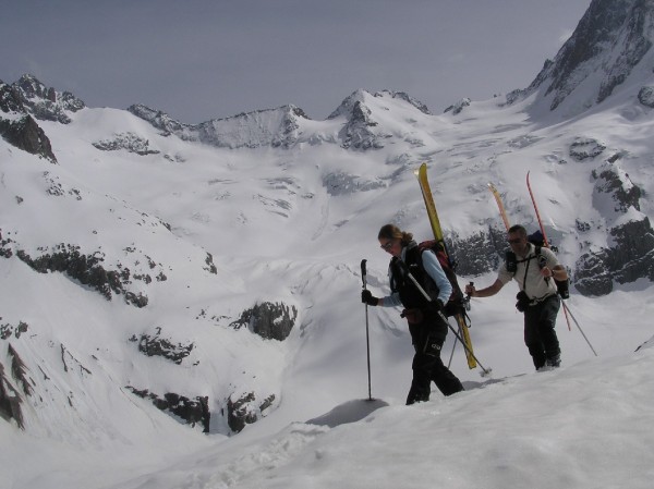 #6 Arrivée au refuge : Anne-Cé et Marc arrivent au refuge avec la course du jour en arrière-plan Arrivée au refuge : Anne-Cé et Marc arrivent au refuge avec la course du jour en arrière-plan