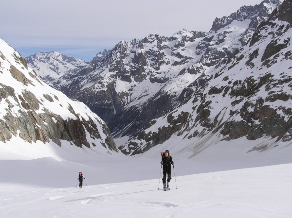 #1 Sur le plat du glacier : Rob et Anne-Cé montent tranquillement sous le regard du Refuge Sur le plat du glacier : Rob et Anne-Cé montent tranquillement sous le regard du Refuge