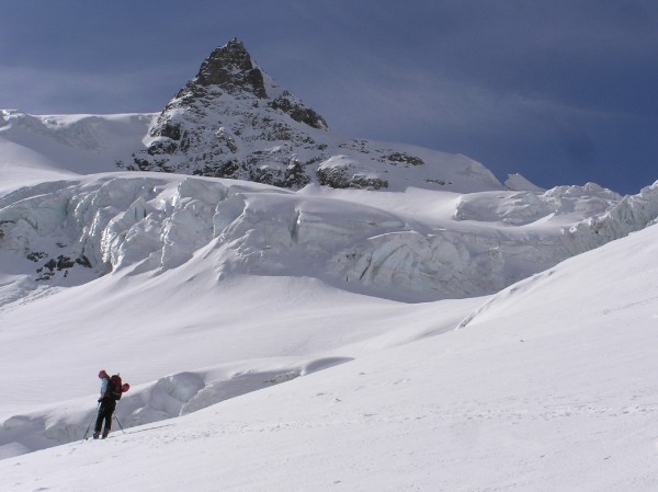 #2 Dans la montée : Anne-Cé et son Bob bientôt légendaire sous les séracs protégeant la Pointe de la Pilatte Dans la montée : Anne-Cé et son Bob bientôt légendaire sous les séracs protégeant la Pointe de la Pilatte