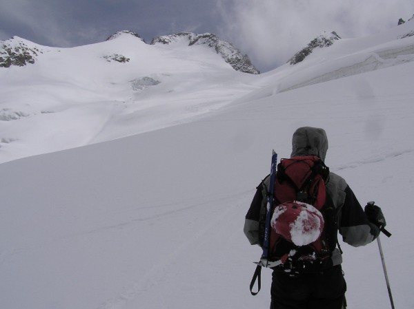 #4 Vue sur le sommet : Anne-Cé à la descente devant la Facette N-O Vue sur le sommet : Anne-Cé à la descente devant la Facette N-O