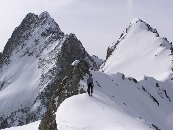 #1 Rob devant les Bans : Rob sur une belle corniche au col du Gioberney - Les Bans en arrière-plan Rob devant les Bans : Rob sur une belle corniche au col du Gioberney - Les Bans en arrière-plan
