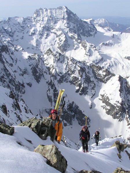 #2 L L'arrivée au sommet : Rob, Anne-Cé et Marc sur l'arrête menant au Gioberney - Le Sirac au fond