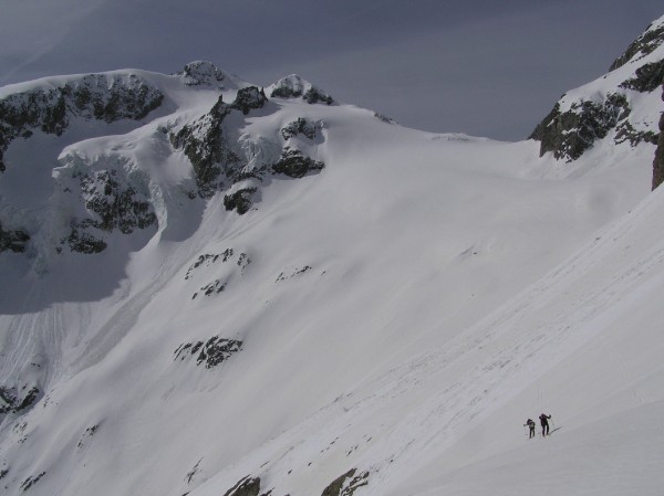 #3 Descente Gioberney N : Vue depuis la traversée sous le Pic du Says - La descente du Gioberney derrière + le Col du Says Descente Gioberney N : Vue depuis la traversée sous le Pic du Says - La descente du Gioberney derrière + le Col du Says