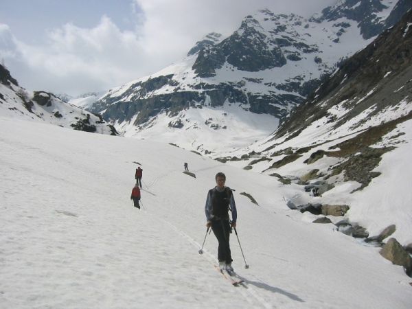 #8 Fond du vallon : Fini la bonne glisse ! Maintenant remontée sur le refuge des Bans Fond du vallon : Fini la bonne glisse ! Maintenant remontée sur le refuge des Bans