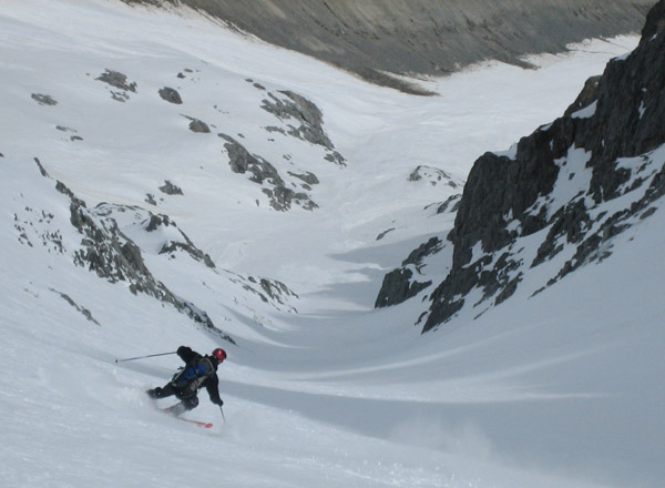 #5 Le couloir Davin : Une belle pente bien régulière, mais une neige béton dans la partie inférieure du couloir nous gache un peu le plaisir sur la fin Le couloir Davin : Une belle pente bien régulière, mais une neige béton dans la partie inférieure du couloir nous gache un peu le plaisir sur la fin