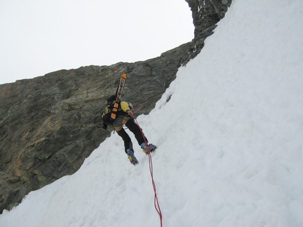 rappel sous le col des Ecrins : On évite la glace du début de la descente