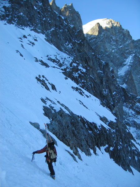 Sous le col des Ecrins : Le col des Ecrins va nous réveiller...