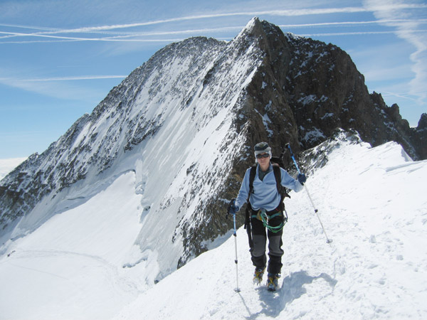 Arrivée au Dôme : La Barre des Ecrins en arrière plan