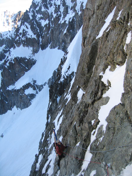 Dans le col des Ecrins : Ca penche bien. Heureusement il y a un cable.