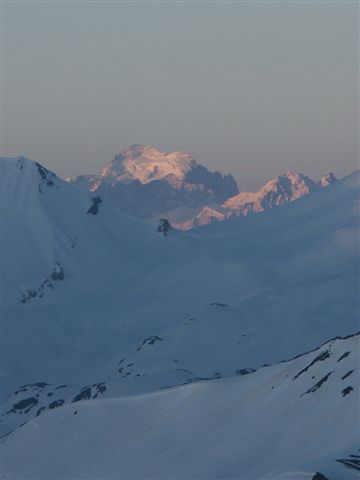 #1 Cheval Noir : Barre et dôme des Ecrins aux premières lueurs. Cheval Noir : Barre et dôme des Ecrins aux premières lueurs.
