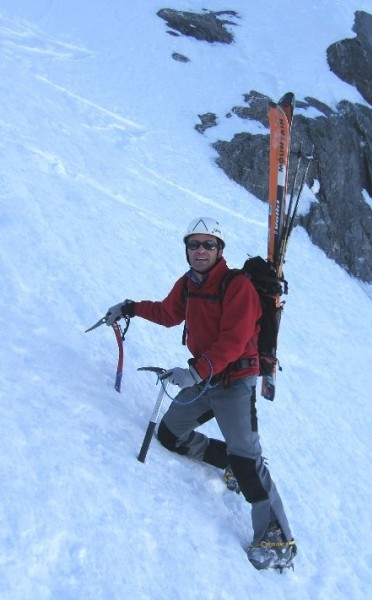 #3 Dans la partie finale : Votre serviteur pris en photo pour "Paris-Match" aux 3/4 de la montée
On se rend bien compte de la pente,
mais aussi de la neige qui permet de tailler de bonnes marches Dans la partie finale : Votre serviteur pris en photo pour "Paris-Match" aux 3/4 de la montée
On se rend bien compte de la pente,
mais aussi de la neige qui permet de tailler de bonnes marches