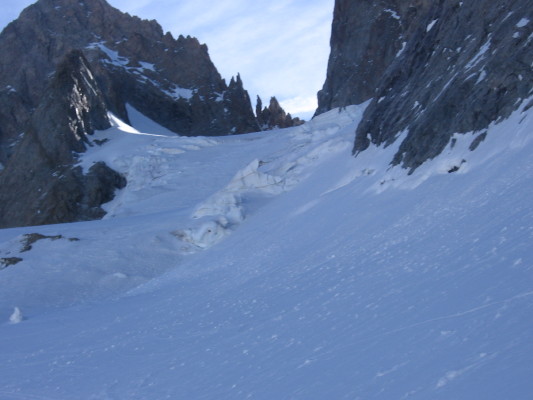 #1 arrivée entre les séracs : neige très dure entre les séracs, pénible à la montée arrivée entre les séracs : neige très dure entre les séracs, pénible à la montée