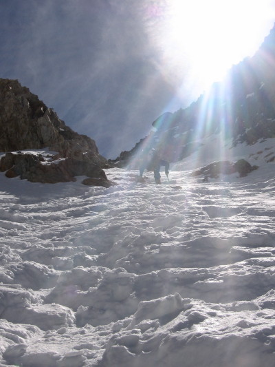 #2 jc dans le couloir : montée finale en crampons pour aller au col,
"faut pas se la mettre..." jc dans le couloir : montée finale en crampons pour aller au col,
"faut pas se la mettre..."