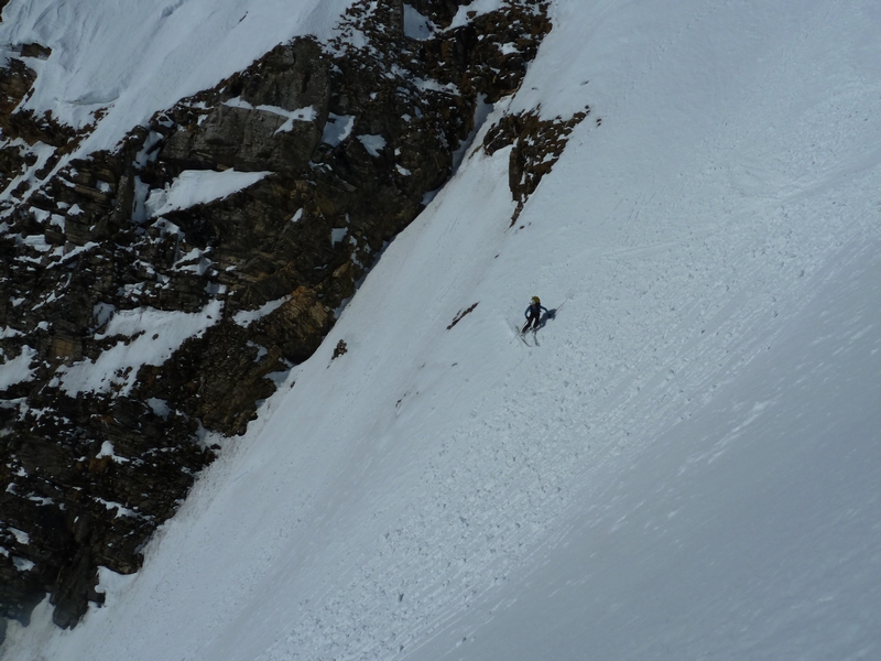 #9 Couloir sud du Repère : Arrivée sous la falaise surplombante...ça se raidit. Couloir sud du Repère : Arrivée sous la falaise surplombante...ça se raidit.