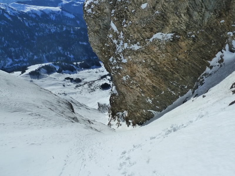 #3 Couloir sud du Repère : Belle ambiance sous la falaise surplombante. Couloir sud du Repère : Belle ambiance sous la falaise surplombante.