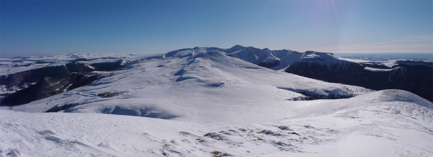#1 Pano du Sancy : Au premier plan le secteur redevenu sauvage du Chambon. Pano du Sancy : Au premier plan le secteur redevenu sauvage du Chambon.