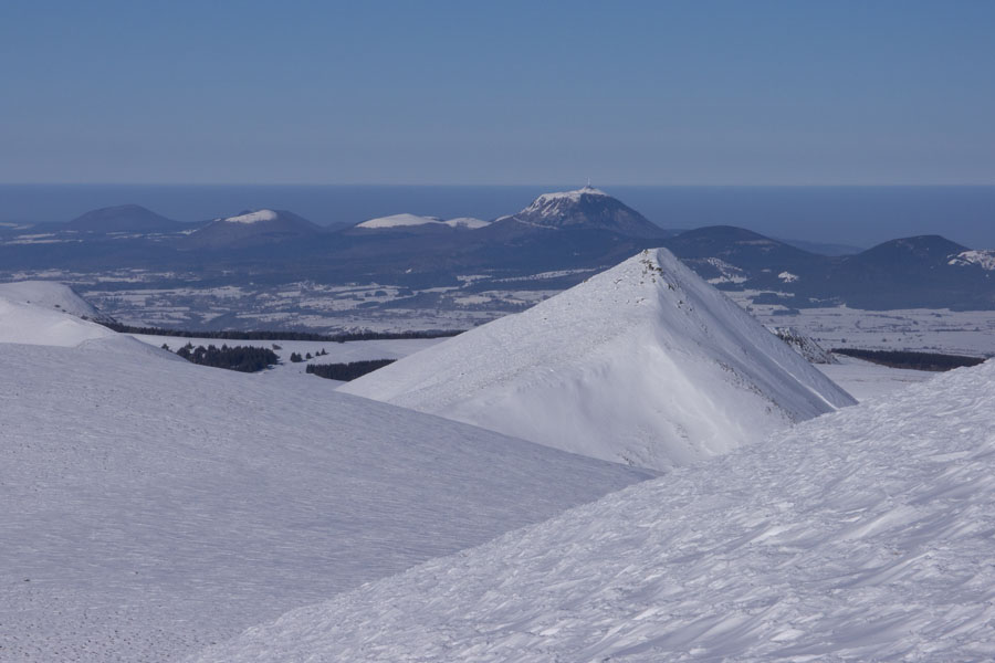 #4 Puy de La Monne : La pente Est est celle de droite, au fond la chaîne des puys Puy de La Monne : La pente Est est celle de droite, au fond la chaîne des puys