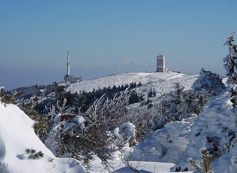 Les crêts : Vus depuis vers le col de l'Etançon - au fond dans la brume - Le Mont blanc