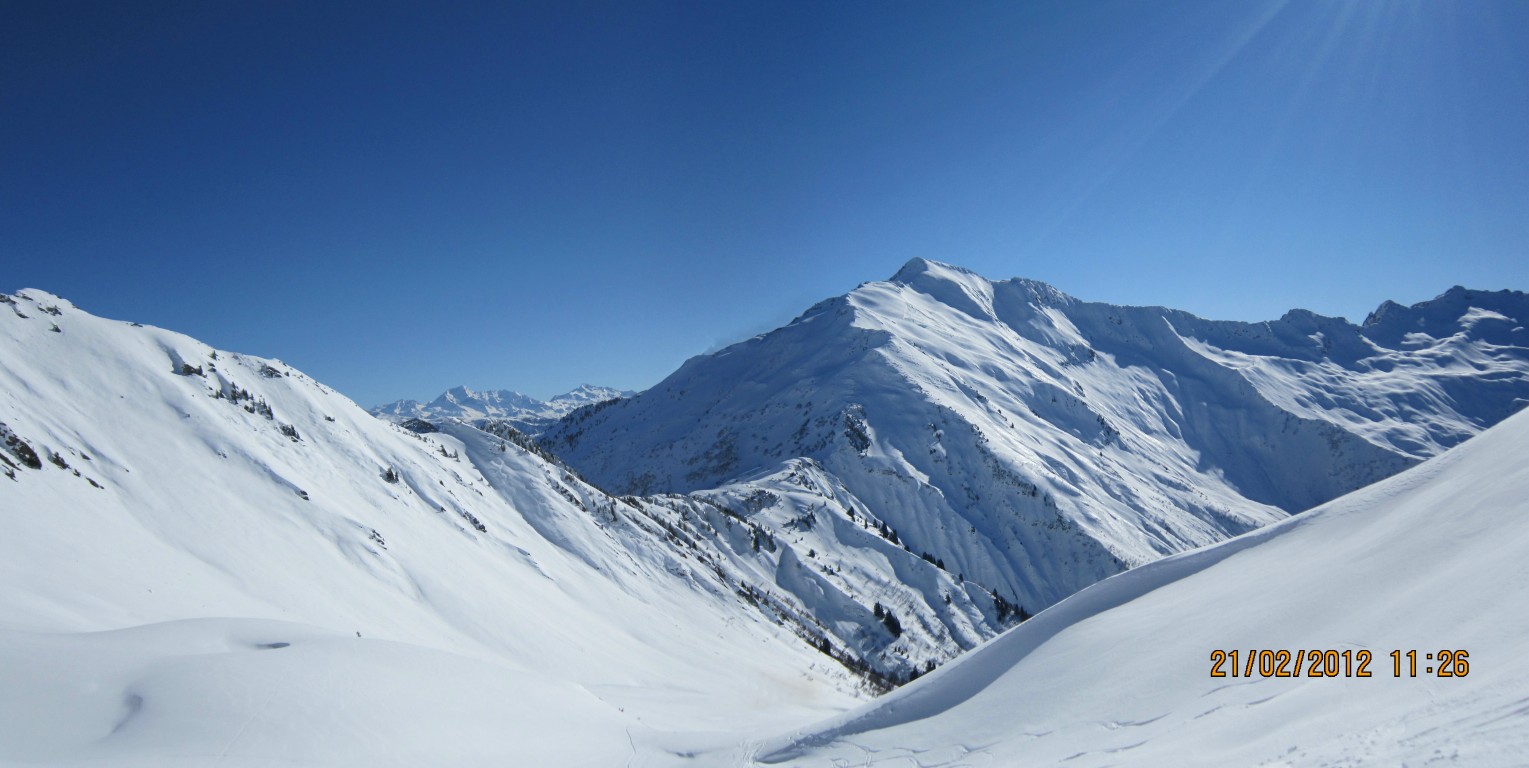 Vue du Col de la Logna : Le Mont Bellacha au fond le Mont Pourri