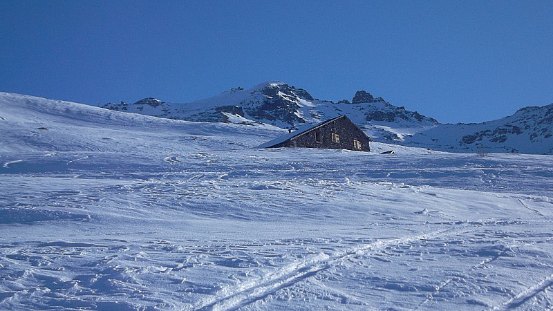 #4 Mont Brequin : Le sommet au dessus du toit du chalet Mont Brequin : Le sommet au dessus du toit du chalet