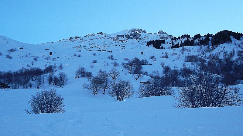 #3 Chalets de Prazignan : On aperçoit les chalets de Prazignan avec au dessus le sommet du Brequin Chalets de Prazignan : On aperçoit les chalets de Prazignan avec au dessus le sommet du Brequin